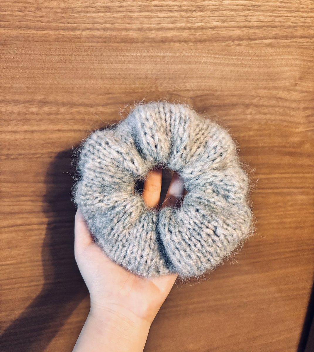 マフラー編んだ残りの毛糸でシュシュ