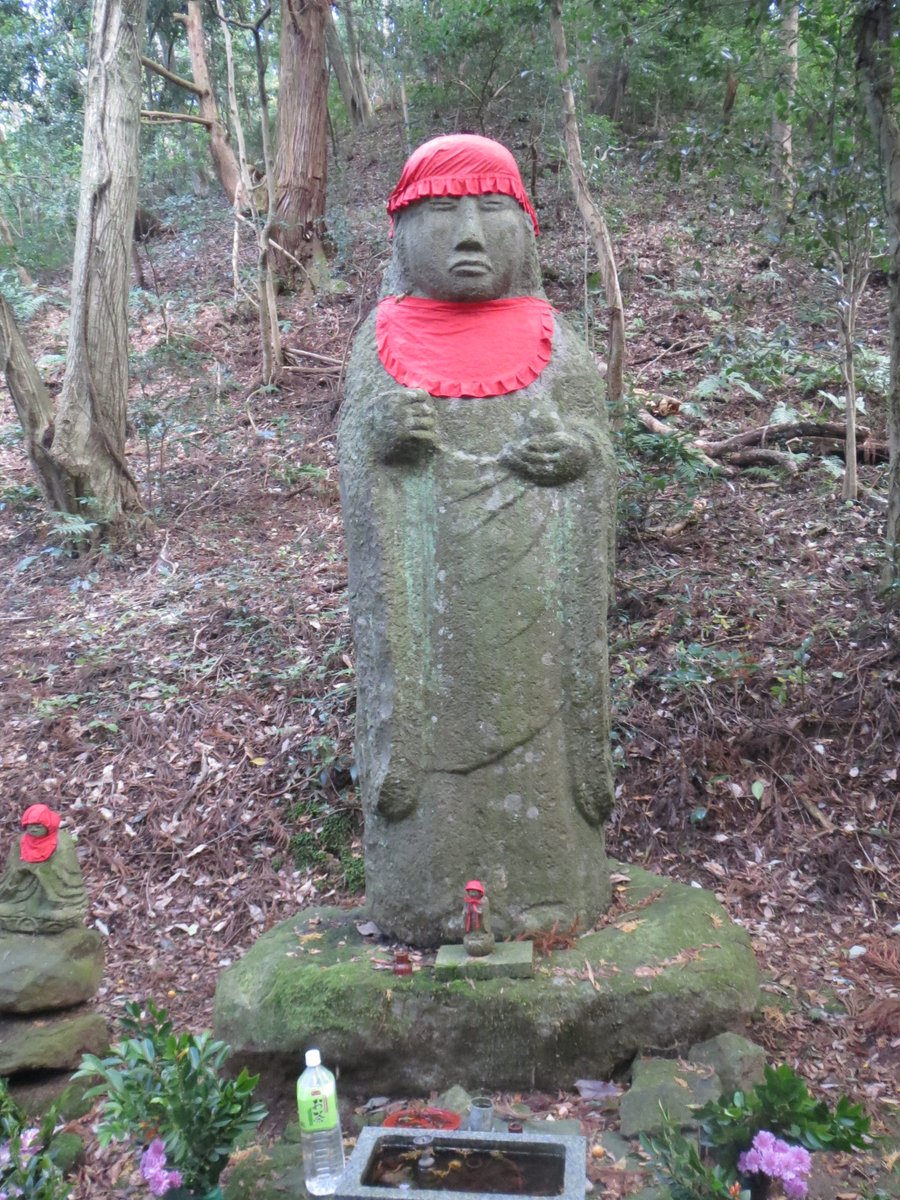 岩船地蔵（琴浦町）
雄略天皇の頃にこの地に大洪水があり、地底から舟形の岩が現れ、その上に地蔵が立っていたため、岩船地蔵と呼んだ。万治年間（1658～1661年）の火災によりお堂が焼失。直後にある翁の夢枕に地蔵が立ち、「余は下野国へ行く」と告げて、下野国の岩船山へ飛び去ったという。