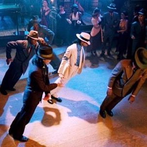 mjculturebrasil's tweet image. 🚨 Ei moonwalkers, prestem atenção!

✅ Sim, no curta-metragem de "Smooth Criminal" foram usados cabos para ajudar no The Lean.  
Mas atenção: a patente dos famosos sapatos de inclinação foi criada especificamente para os shows ao vivo. Por isso, na Bad Tour (1987–1989) os…