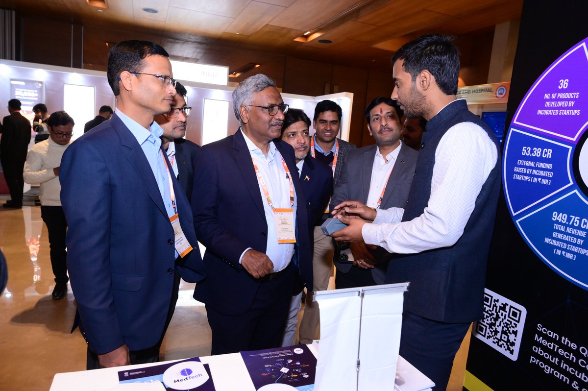 STPILucknow's tweet photo. Sh. Arvind Kumar, DG @STPIINDIA, visited the #STPIMedTechCoE stall at the “UP AI &amp; Health Innovation Conference,” Lucknow. 📍 and interacted with #startups showcasing transformative AI solutions in healthcare. 🩺🤖
@stpiindia @arvindtw https://t.co/2PJqHnn3Jf