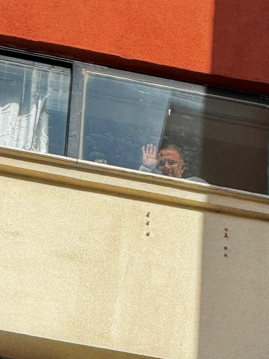 Üç saat süren zorlu bir ameliyatın ardından, sizlerin duaları, iyi dilekleri ve desteğiyle yeniden ayağa kalktım.

Bu süreçte bir an olsun yanımdan ayrılmayan aileme, her şartta omuz omuza yürüdüğüm yol arkadaşlarıma ve görevlerini büyük bir özveriyle yerine getiren tüm sağlık