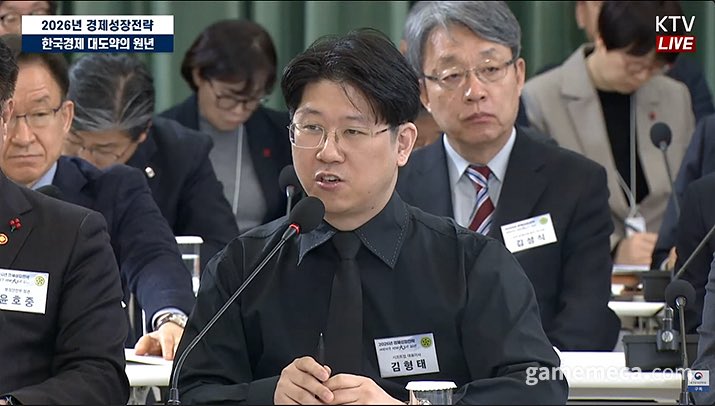 Genki_JPN's tweet photo. Shift Up CEO Kim Hyung Tae says using AI will be essential for competing with the overwhelming manpower of China

“We devote around 150 people to a single game, but China puts in between 1,000 to 2,000. We lack the capacity to compete, both in terms of quality and volume of content.” 

He says AI can allow "1 person to do the work of 100 people"

https://t.co/xvMhs2lnOZ