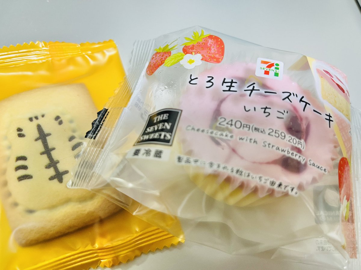 syntax2022's tweet image. セブンのいちごデザート＆にゃんこクッキーで配信待ち☺️✨　#おみて