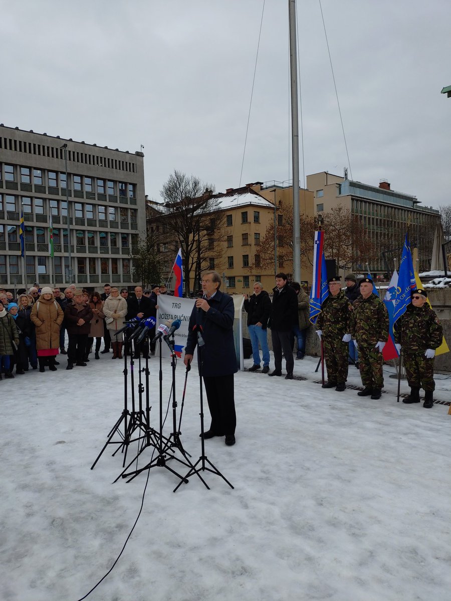 Vse zbrane je nagovoril tudi prvi predsednik demokratične vlade <a href="/lojzepeterle/">Lojze Peterle</a>
