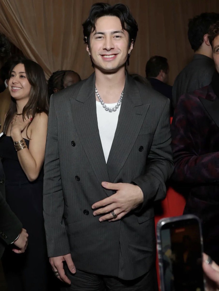 rozrozanov's tweet image. NEVERRRRR letting people forget this look. btw im the cigarette behind his ear.