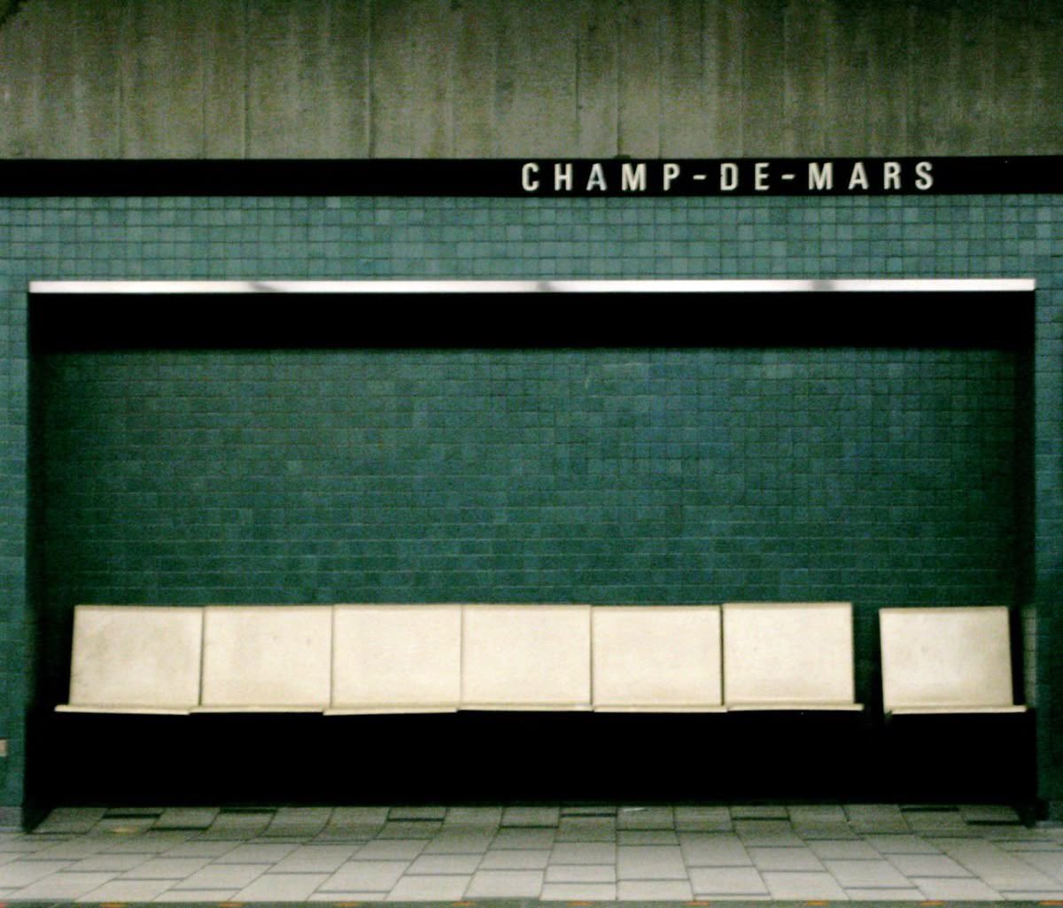 luusssso's tweet image. Didn’t plan on becoming obsessed with the Montreal Metro bench aesthetic today but here we are