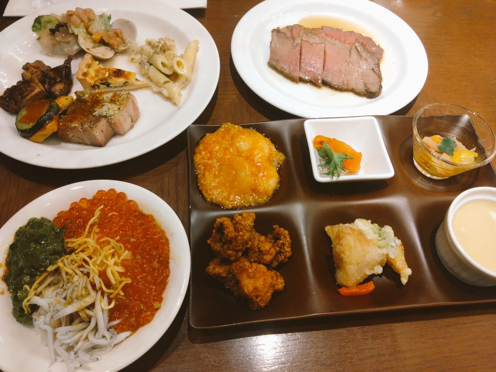 お昼はブュッフェで食べて〜