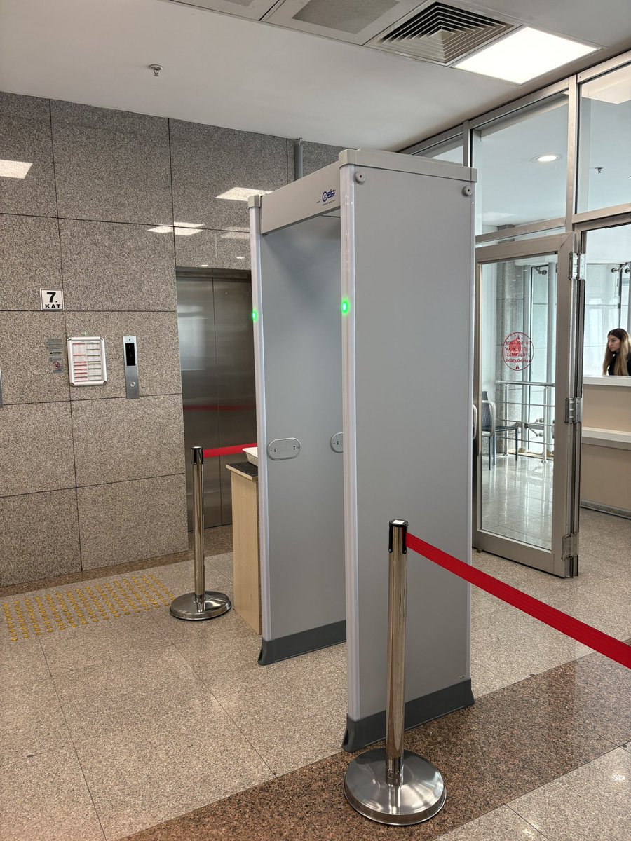 Konunun X-rayle ilgisi olmadığını herkes anlamalı. Soruşturma yürütmekle yetkili bir savcının(!) adliyedeki hakimi vurması, adliyelerin halini gösteriyor. Biz avukatlar böyle savcılara(!) rağmen işimizi yapmaya çalışıyoruz.