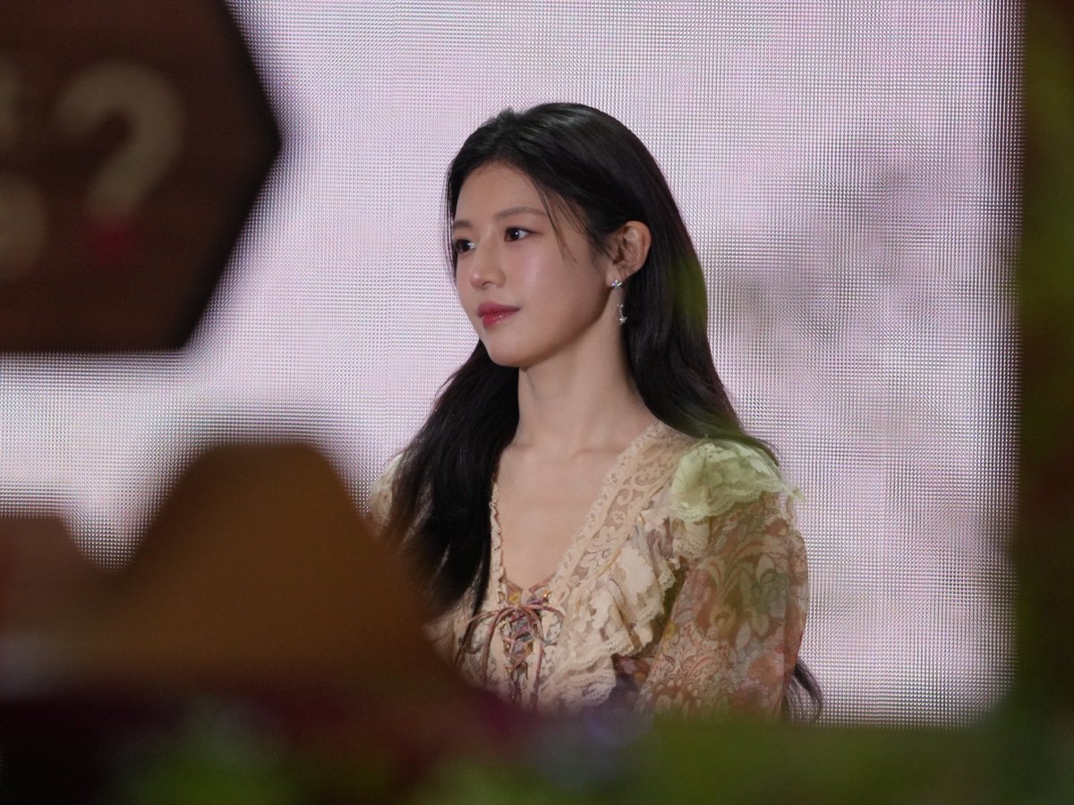 Go Younjung glows like the Aurora in the night sky at today’s fan event.