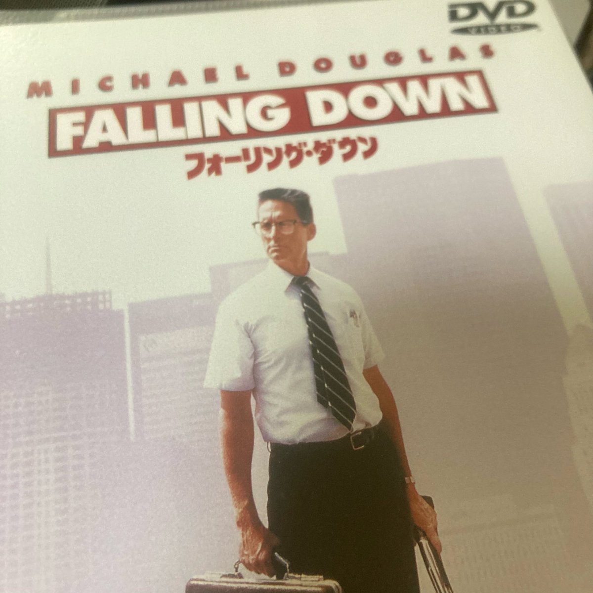 416_shima's tweet photo. 退勤後、とある場所で『フォーリング・ダウン』のバーガーショップシーンとほぼ同等の事案が生じ、マイケル・ダグラスの気持ちが痛い程よく理解できましたので今夜は久々にアンガーマネジメント…と思ったらBlu-rayが見つからん！😭 https://t.co/rZ7o9DSjLS