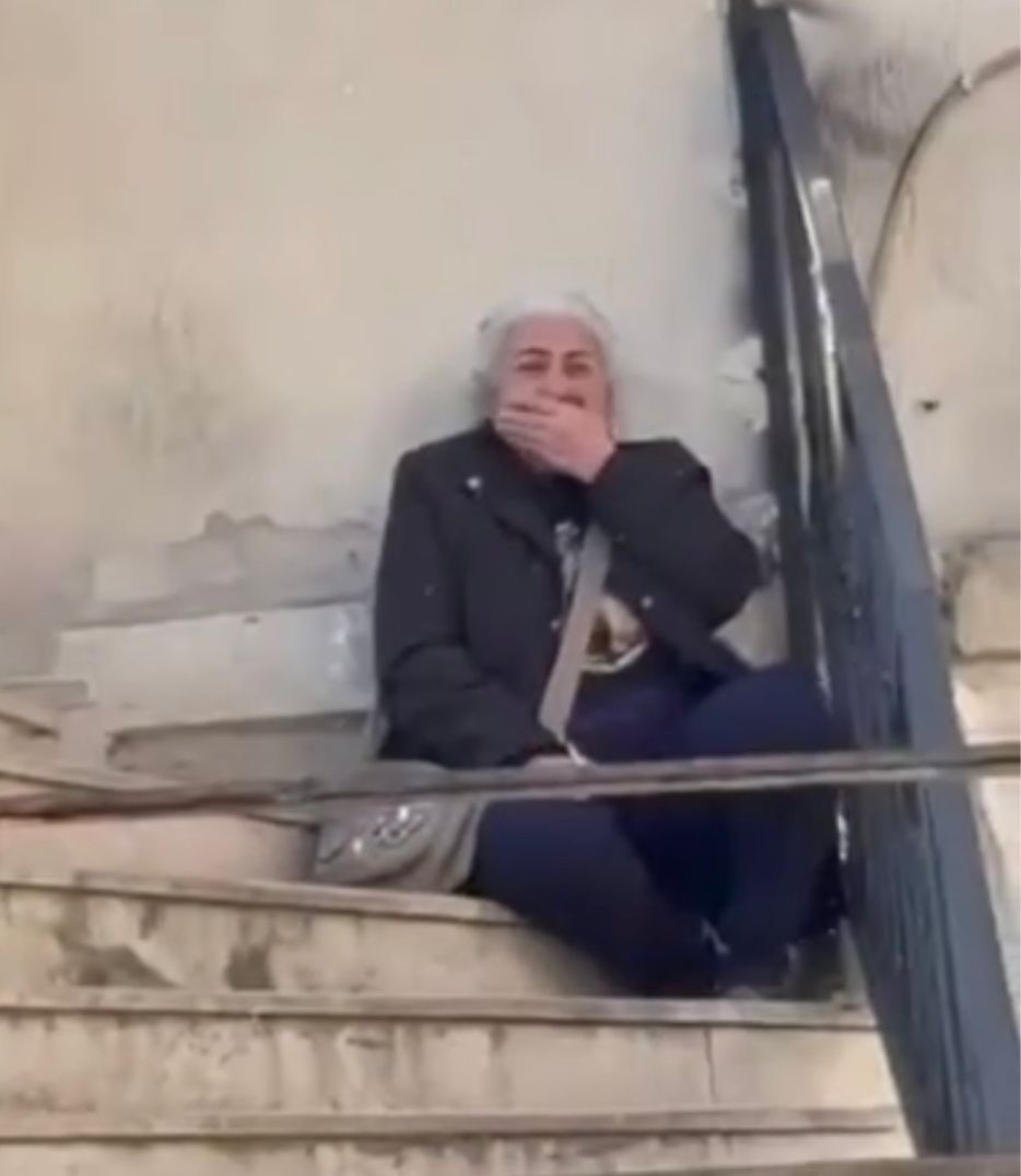 2023 yılında polis lojmanında başından vurulmuş olarak bulunan Yeşim Akbaş’ın duruşmasına destek için gelenler salona alınmadı.

Bunun üzerine anne Aysun Akbaş sinir krizi geçirerek hastaneye kaldırıldı. Duruşma 7 Temmuz’a ertelendi, dosyada tutuklu sanık yok. 

Anne Aysun Akbaş: