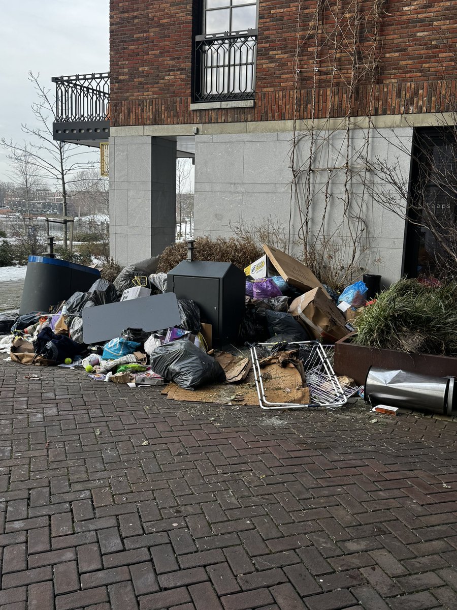 ChefLittleC1's tweet image. Het is ongelofelijke teringbende op straat in de wijk #Cool en Coolhaveneiland met afval en zooi, in het groen, in het water, op de stoepen, bij de afvalbakken 😡 Gemeente @Rotterdam ga je schamen! @gemeenteraad010