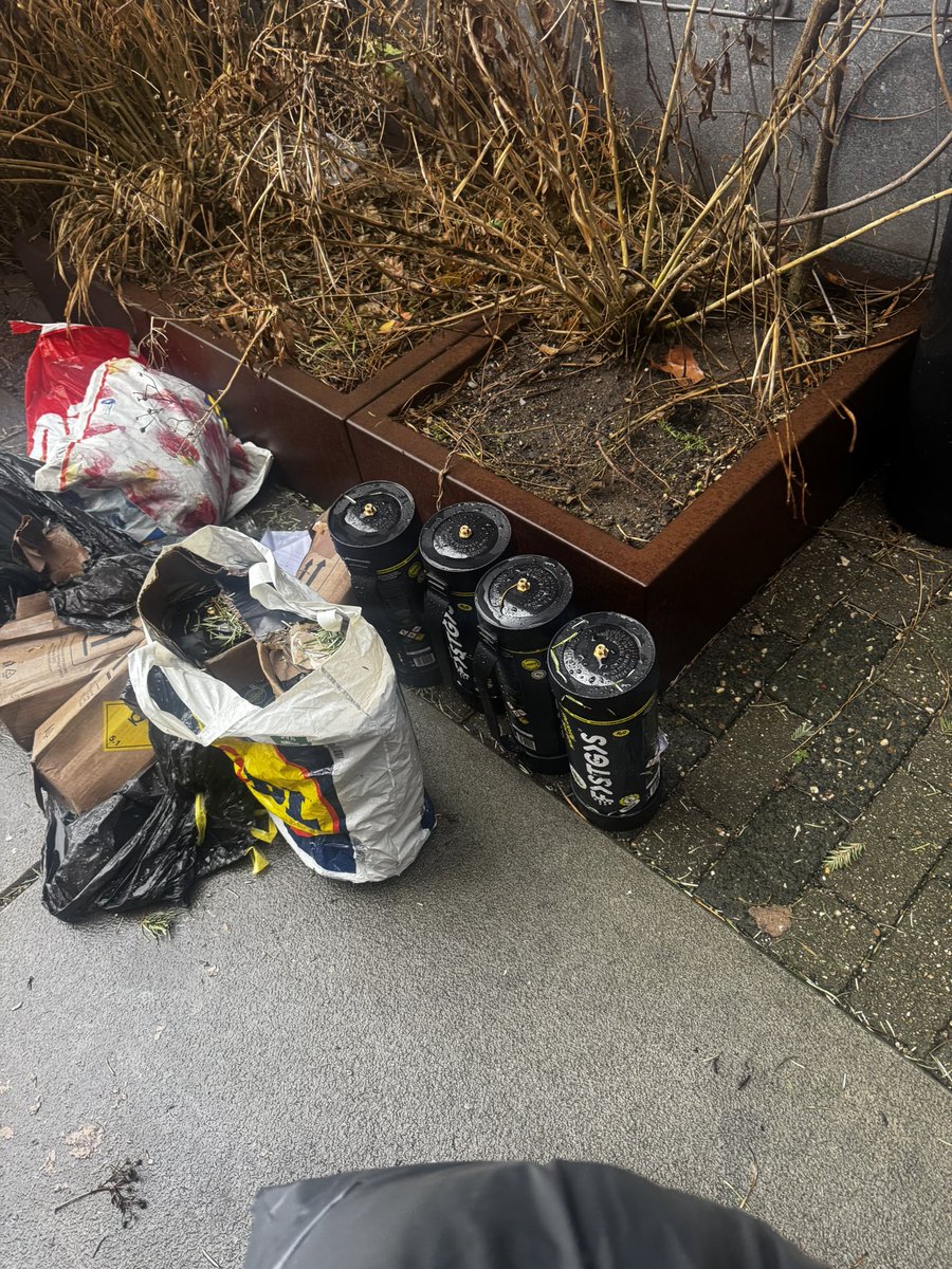 ChefLittleC1's tweet image. Het is ongelofelijke teringbende op straat in de wijk #Cool en Coolhaveneiland met afval en zooi, in het groen, in het water, op de stoepen, bij de afvalbakken 😡 Gemeente @Rotterdam ga je schamen! @gemeenteraad010