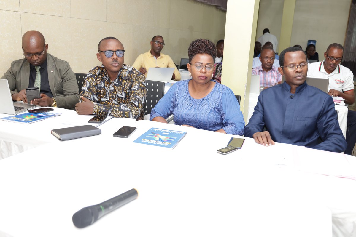 agasumonews's tweet photo. #Burundi: Le @MinTFPSS_bdi, Ă travers lâ#OBEM, avec lâappui dâEnabel via son programme PAREX, organise un atelier de validation du plan opĂ©rationnel dâintermĂ©diation pour lâemploi salariĂ© ainsi que du rĂ©pertoire des emplois et des mĂ©tiers adaptĂ©s Ă lâintermĂ©diation.
@NtareHouse https://t.co/BkF7luCLuB