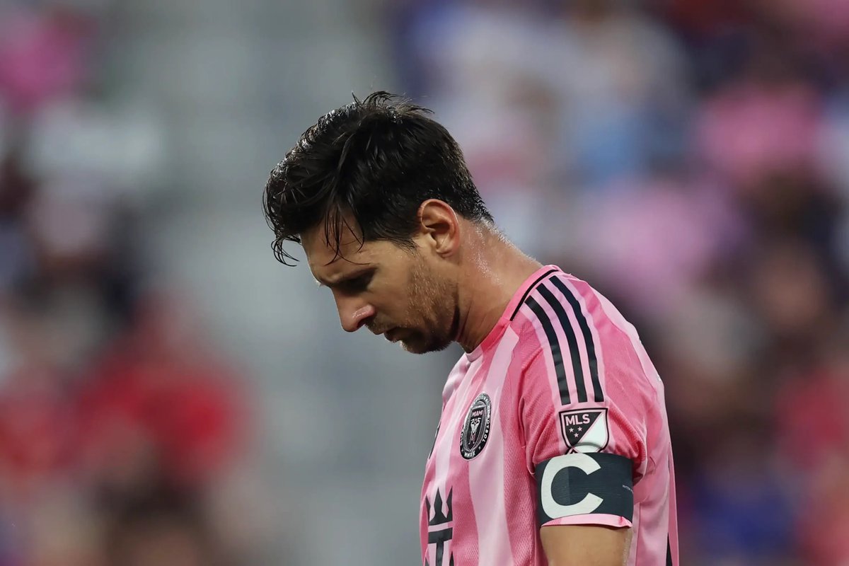 afaceleecion's tweet image. ‼️ ميسي في احد المباريات خرج غاضبا بسبب وقوع فريقه في فخ التعادل رغم تسجيله هدفين 👐🏻 " همه فريقه .
هناك لاعب خرج مبسوطا ومندهش بسبب تسجيله هدف وفريقه خاسر 3-1 وختم الموسم الصفري الرابع 🤷🏼‍♀️ همه نفسه .
ولله كارثه بحق كره القدم .