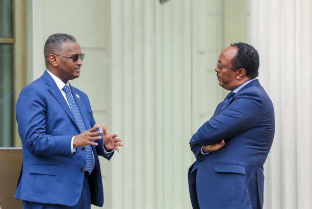 SomaliGuardian's tweet photo. #𝗘𝘁𝗵𝗶𝗼𝗽𝗶𝗮 𝘀𝗽𝘆 𝗰𝗵𝗶𝗲𝗳 𝗵𝗼𝗹𝗱𝘀 𝘁𝗮𝗹𝗸𝘀 𝘄𝗶𝘁𝗵 #𝗦𝗼𝗺𝗮𝗹𝗶𝗮 𝗽𝗿𝗲𝘀𝗶𝗱𝗲𝗻𝘁 𝗮𝗳𝘁𝗲𝗿 𝗠𝗼𝗴𝗮𝗱𝗶𝘀𝗵𝘂 𝗯𝗿𝗲𝗮𝗸𝘀 𝘄𝗶𝘁𝗵 𝗨𝗔𝗘

Ethiopia’s intelligence chief, Ridwan Hussein, held closed-door talks on Tuesday with Somali President Hassan Sheikh Mohamud shortly after arriving in Mogadishu, a day after #Somalia said it had terminated all agreements with the United Arab Emirates.

The substance of the discussions was not disclosed, but sources said the talks focused on geopolitical tensions in the Horn of Africa.  Hussein also delivered a letter from Ethiopian Prime Minister Abiy Ahmed to President Hassan Sheikh.

MORE 👉 https://t.co/HPuCOOV2LH