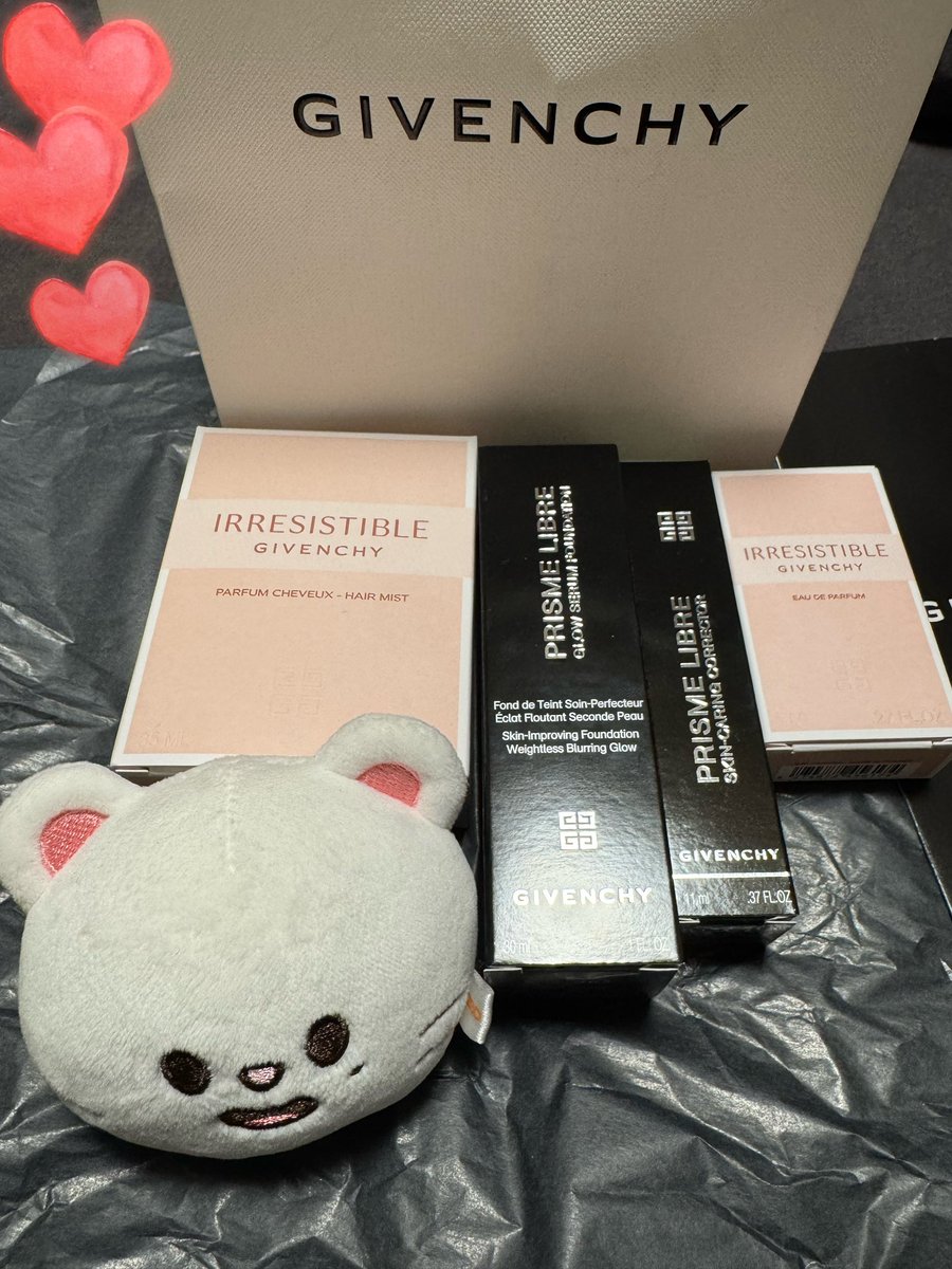 ノベルティでIRRESISTIBLEのミニチュアフレグランスもらった🩷かわいい