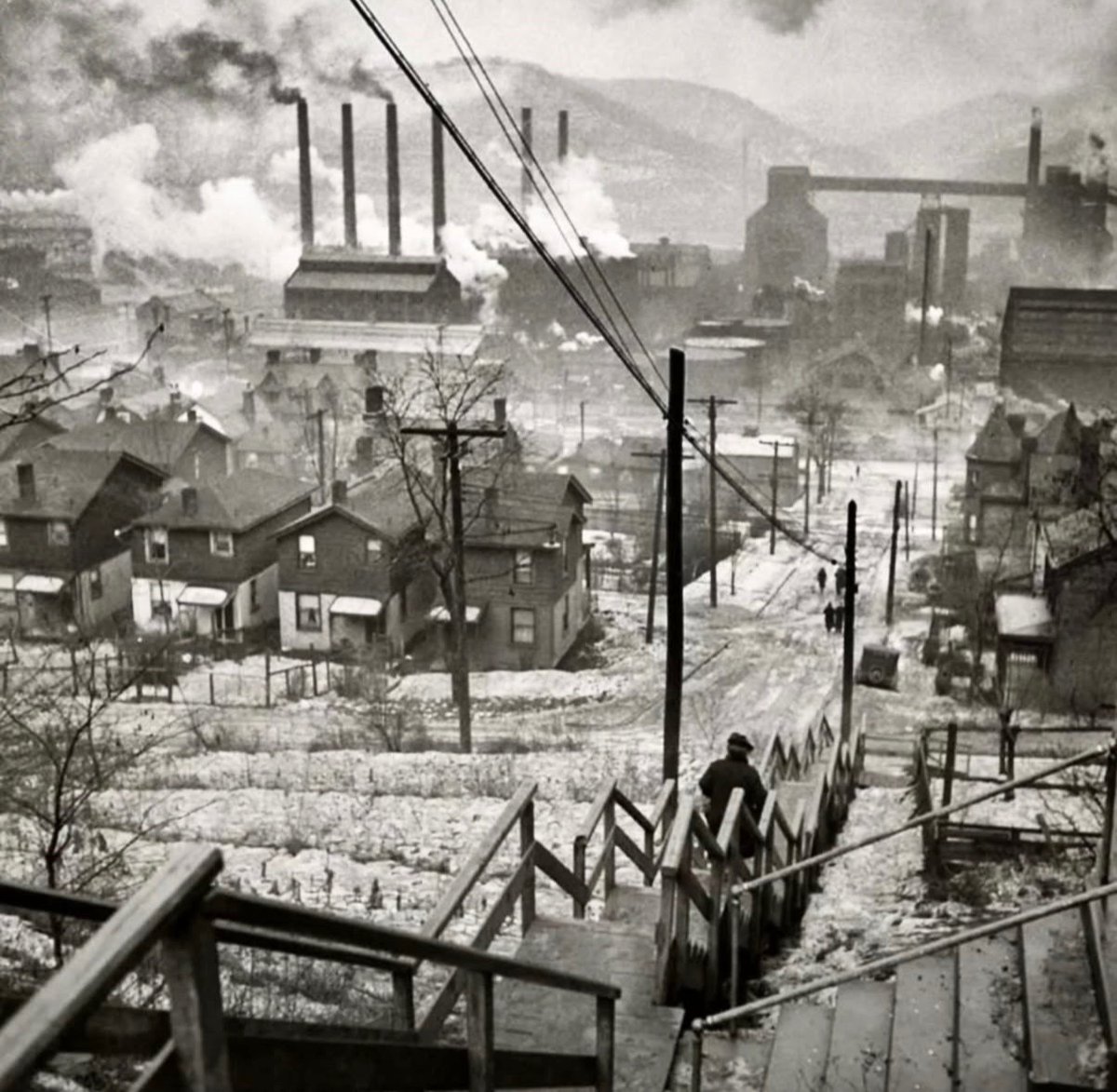 historyinmemes's tweet photo. This is what Pittsburgh, Pennsylvania looked like in 1941... https://t.co/Ku6Udab7VO