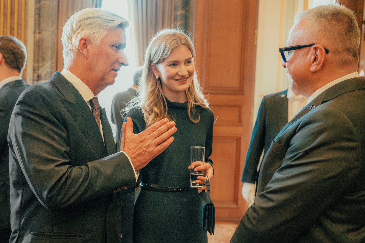 MonarchieBe's tweet image. 🤝 🥂 Le Roi et la Reine reçoivent les dirigeants des institutions européennes établies à Bruxelles et les représentants permanents des différents Etats membres auprès de l’Union européenne à l’occasion du Nouvel An.