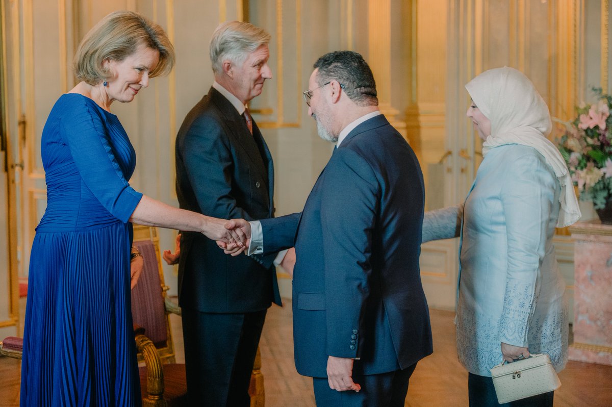 MonarchieBe's tweet image. 🤝 🥂 Le Roi et la Reine reçoivent les dirigeants des institutions européennes établies à Bruxelles et les représentants permanents des différents Etats membres auprès de l’Union européenne à l’occasion du Nouvel An.