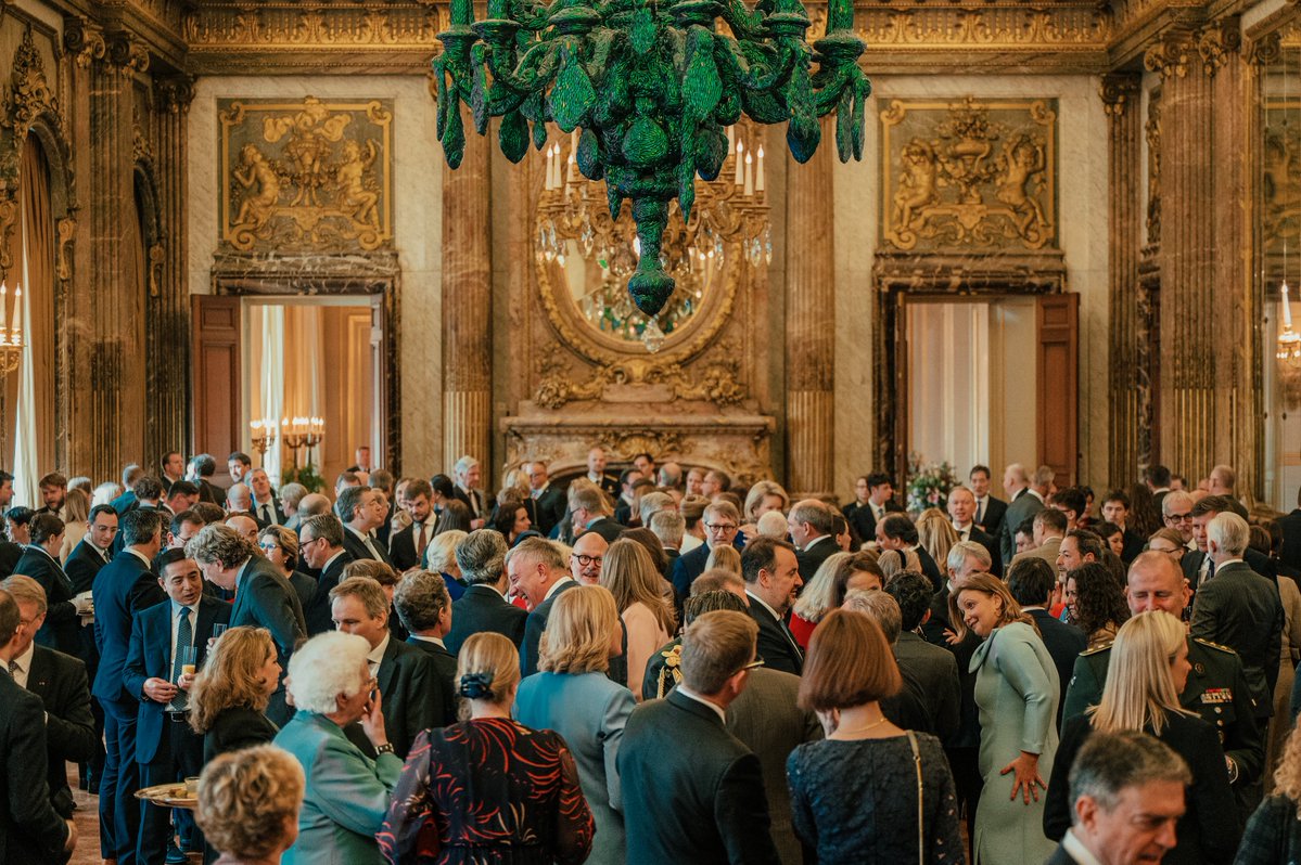 MonarchieBe's tweet image. 🤝 🥂 Le Roi et la Reine reçoivent les dirigeants des institutions européennes établies à Bruxelles et les représentants permanents des différents Etats membres auprès de l’Union européenne à l’occasion du Nouvel An.