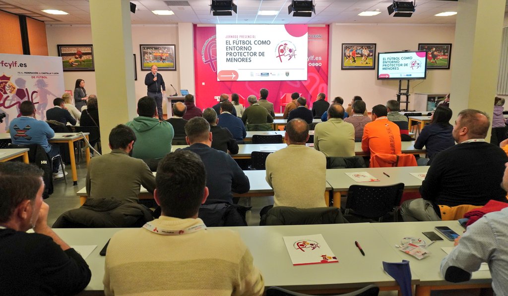 Comienza la jornada sobre 'El fútbol como entorno protector de menores <a href="/FCyLF/">RFCYLF</a> ' con el salón Mario Luis Morán repleto de delegados de Infancia de nuestros clubes ⚽️ #CYL 👏