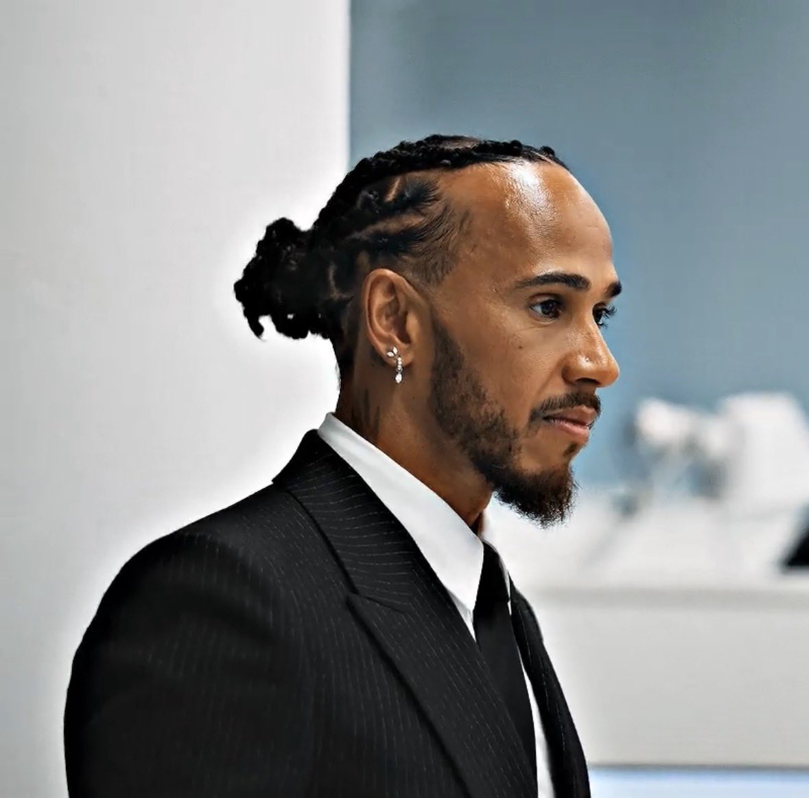 FrenchRapUS's tweet image. 🚨 Lewis Hamilton met les termes pour sa nouvelle saison avec Ferrari ! 

"Ne me comparez jamais à qui que ce soit. Je suis le premier et le seul pilote noir dans l’histoire de ce sport.

Je suis différent. Je n’ai ni femme ni enfants, je ne me concentre que sur une seule chose :…