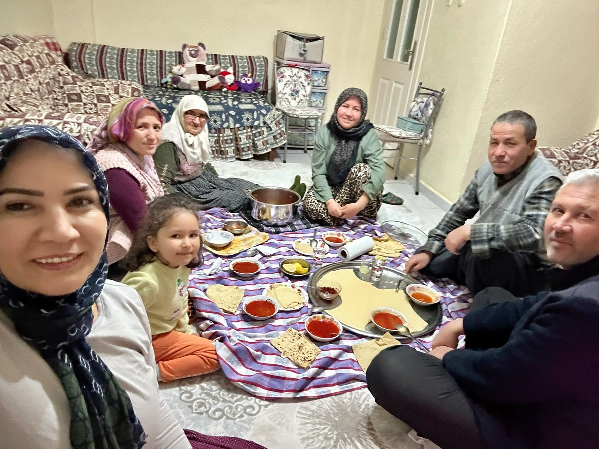 ozer_huriye's tweet image. Lezzetten öte gelenek; yemekten öte hatıra…
Bir tabak #arabaşı, bir #soba başı muhabbeti...
Kışın en güzel hali…

Hasan Cingöz muhtarımın misafiriydik…