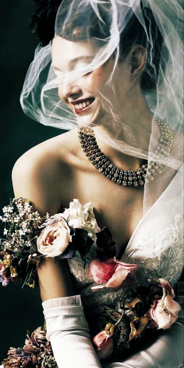 أخاف عليك من لسعة اللظى ….
وجرح الآه في السلوى ، 
ودمعة فاضت من اللمعة ،

أعُيذك من آحساسٍ يجرفنِي  ….
وأعيذك من غصة شبقٍ تؤلمك فتؤلمني …

أعُيذك من نشوةٍ مالِحة ، 
في صدركَ تغرقك ولا تغرقنِي  …

أعُيذك من نارٍ لاسعة في الحشَا …
تظلمُك قبل أن تظلمني …..!! 

#6hatoo_n