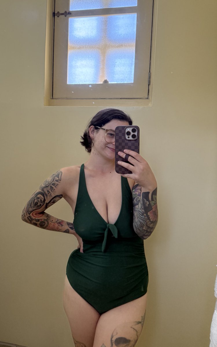 Got some pool time at the hotel yesterday, soaking up the last few days of warmth I have before going to the slightly chilly California weather! 🌺 (Also my acne has been terrible lately don’t judge me🫣)