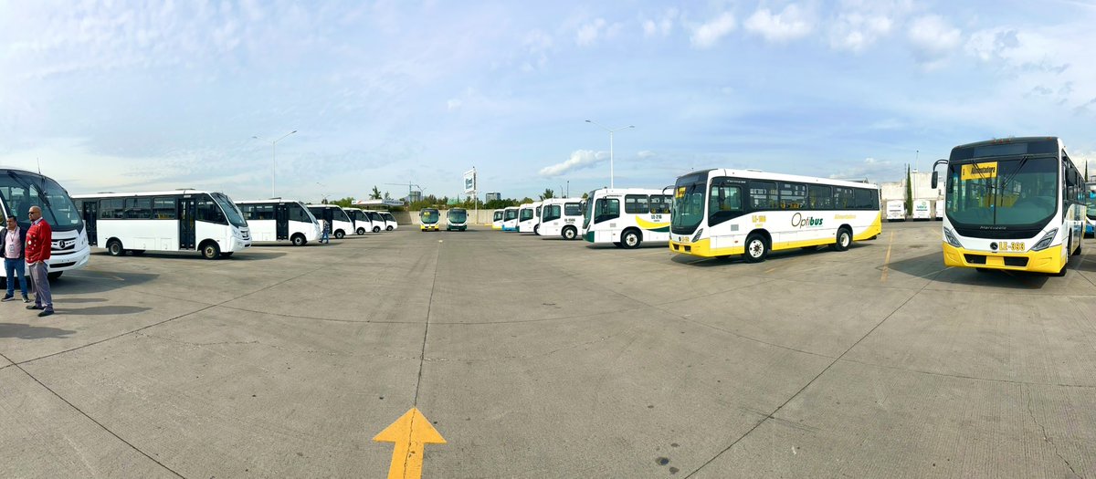 AleGutierrez_mx's tweet image. ¡Amigos, estamos entregando nuevas unidades para el transporte de León! 🚍✨

Ustedes son quienes mandan 🫶🏼 y nos han pedido más y mejores unidades. Seguimos escuchando sus peticiones 👂🏼 y trabajando todos los días para que el transporte mejore y León siga Avanzando. 💪🏼