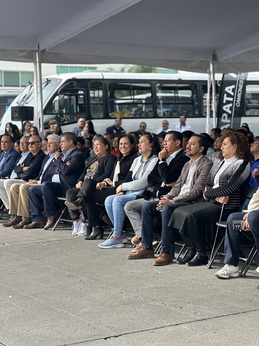 AleGutierrez_mx's tweet image. ¡Amigos, estamos entregando nuevas unidades para el transporte de León! 🚍✨

Ustedes son quienes mandan 🫶🏼 y nos han pedido más y mejores unidades. Seguimos escuchando sus peticiones 👂🏼 y trabajando todos los días para que el transporte mejore y León siga Avanzando. 💪🏼