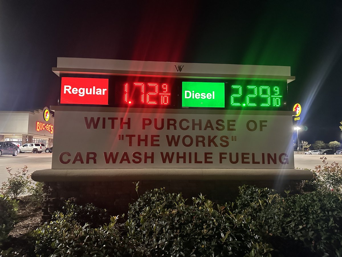 Hagamos cuentas,
Precio ayer de la gasolina en Texas…

$1.72 el galón, es igual a .45ctvs de dólar por litro.

A tipo de cambio de $17.80 por dólar, el litro de gasolina cuesta en Texas: 
$8 pesos.

Precio misma gasolina en México hoy 13 de enero de 2026: 
$24 pesos.

Diferencia