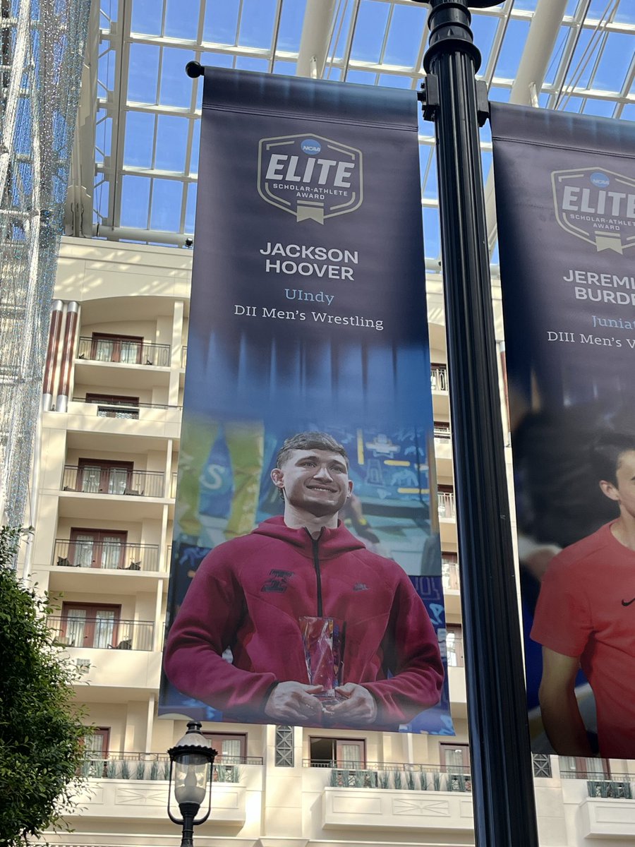 Greyhound student-athlete sighting in D.C! <a href="/UIndyWrestling/">Hounds Wrestling</a> ⚫️🐾🔴