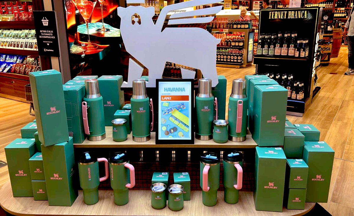 vmenditto's tweet image. 🧉 Stanley by Anto 

👉🏼Imagen de Aeroparque Shop Gallery 
👉🏼Ya disponibles en todo el mundo 
(También hay alfajores de la Costa en Havanna Aeroparque ( en el pseudo freeshop llamado Shop Gallery)