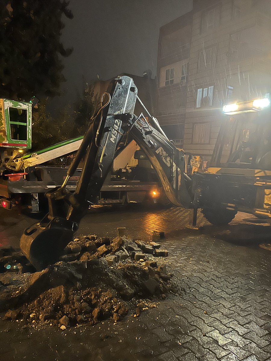 Mahalle Sakinlerimizin Bilgisine;
Bugün 385 Sokağımızda, Çakmak 2 Apartmanı kaynaklı elektrikle ilgili sorunlar yaşanmıştır. Birazdan Profilo Okulu bölgesi dâhil olmak üzere elektrikler gidecektir.
Bilginize.