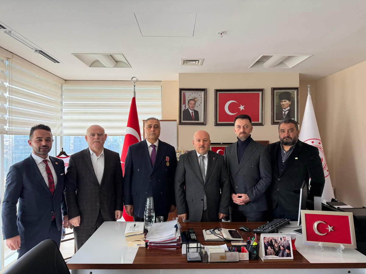 Aile Bakanlığı, Şehit Yakınları ve Gaziler Genel Müdür Yardımcısı Sn. Halit ÇAĞDAŞ'ı makamında ziyaret ederek Şehit ailelerimiz ve Gazilerimiz adına hayata geçirmiş olduğu ve planlama aşamasında olan projeleri hakkında fikir alışverişinde bulunduk. Camiamız adına teşekkür ederiz.