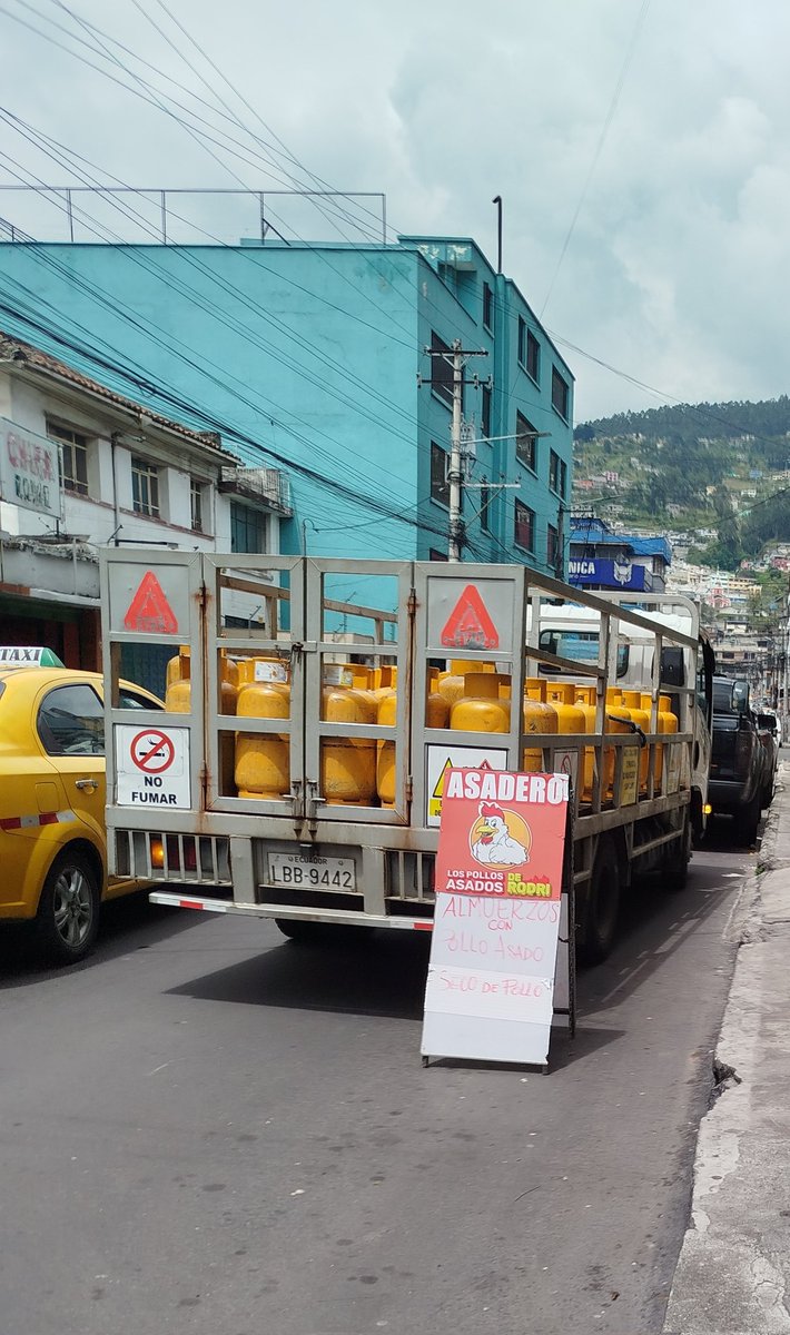 juank_rrivera's tweet photo. En que parte del contrato dirá que la calle es parte del local... 🤔

Ahora nadie respeta la calle, háganles entender que la calle es pública.

Calle Cañaris y Av Mariscal Sucre. Sector la Magdalena 

@AMT_Quito @amcquito @ANT_ECUADOR @pabelml @MunicipioQuito https://t.co/3JqeGBPDOQ