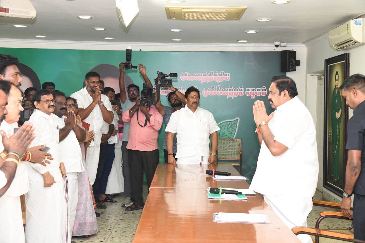 இன்று சென்னை தலைமை கழக அலுவலகத்தில் மாண்புமிகு கழக பொதுச்செயலாளர் சட்டமன்ற எதிர்க்கட்சி தலைவர் வருங்கால தமிழக முதல்வர் புரட்சித்தமிழர் அண்ணன் #எடப்பாடியார் அவர்களின் தலைமையில் எதிர்வரும் சட்டமன்ற தேர்தலில் நமது சென்னைபுறநகர்  மாவட்டத்திற்குட்பட்ட சோழிங்கநல்லூர், ஆலந்தூர் சட்டமன்ற