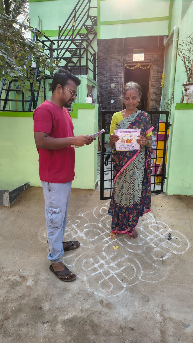 BPCLGas_KA01's tweet photo. ಇನ್ನೂ ಗ್ಯಾಸ್ ಸಿಲಿಂಡರ್ ಬುಕ್ ಮಾಡ್ತಾ ಇದ್ದೀರಾ? ಇದು ಬದಲಾವಣೆಯ ಸಮಯ! 🚀

ನಮ್ಮ ಗದಗ್ ಮತ್ತು ಬಳ್ಳಾರಿಯ ಜನತೆಗೆ ಪೈಪ್ಡ್ ನ್ಯಾಚುರಲ್ ಗ್ಯಾಸ್ (PNG) ಏಕೆ ಉತ್ತಮ ಎಂಬುದನ್ನು ತಿಳಿಸಲು ನಾವು ನಿಮ್ಮ ಬೀದಿಗಳಿಗೆ ಬರುತ್ತಿದ್ದೇವೆ. 24/7 ಗ್ಯಾಸ್ ಲಭ್ಯ
#pngrb #mopng #bpcl #bpclgas #NaturalGas #pngawareness #Gopng #pngdrive https://t.co/PiOFdwdOEE