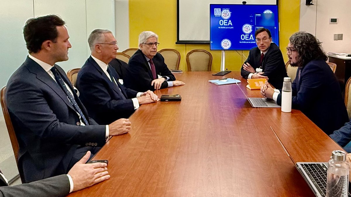 gruposalinas's tweet image. La defensa de la libertad en México y el continente americano es responsabilidad de todos. 

Hoy, en la sede la @OEA_oficial, nuestro presidente, @RicardoBSalinas sostuvo una reunión con @PVacaV, relator especial para la Libertad de Expresión de ese organismo, en la que presentó…