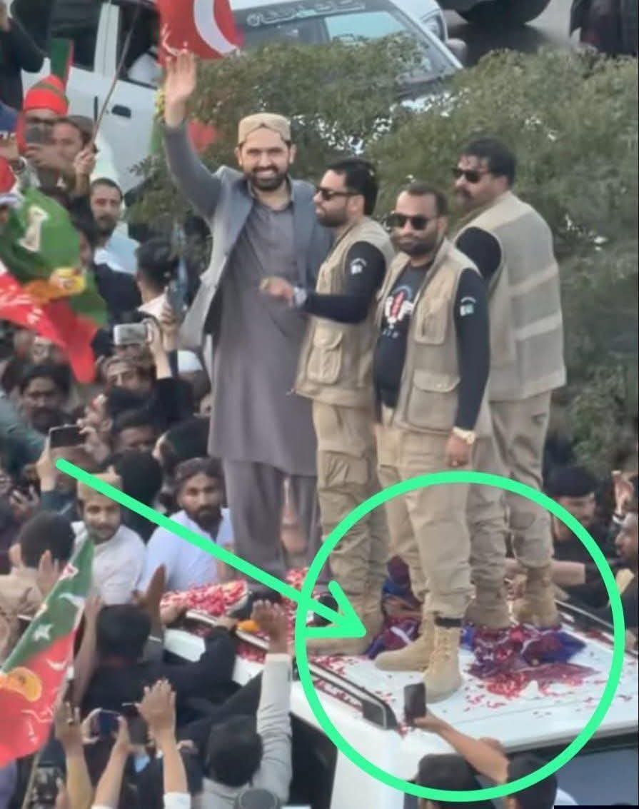 ghuman_ar's tweet photo. صبح سے یہ تصویر جب پوسٹ کرنے لگتا تھا تو ڈليڈ کر دیتا تھا ۔ شرم آتی تھی جسے سندھ والوں نے اجرک پہنآئ اس نے پيروں میں رول دی وہ اجرک ۔ 
جب پہلی دفعہ سندھ گیا تھا ایک پيارے بھائی @AleemUnar  نے اجرک دی تھی ۔ آج بھی وہ اسی طرح محفوظ ہے .  جو   مجھے سندھ اور اپنے پیارے بھآئ علیم کی یاد دلاتی ہے ۔