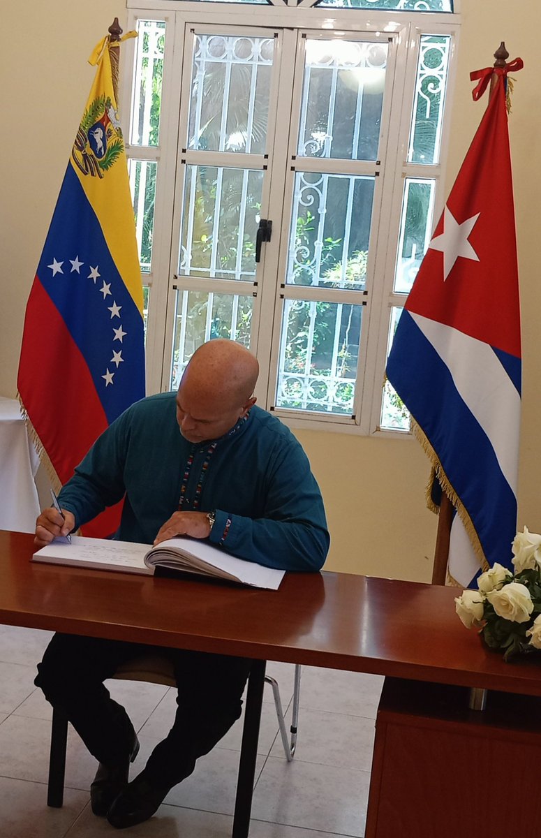 GHNordelo5's tweet image. Asistimos a la Embajada de Venezuela en La Habana, para firmar el libro de condolencias por los héroes caídos durante la agresión imperialista a esa nación. ¡Gloria eterna!
#Cuba #CDRCuba #CubaVencerá