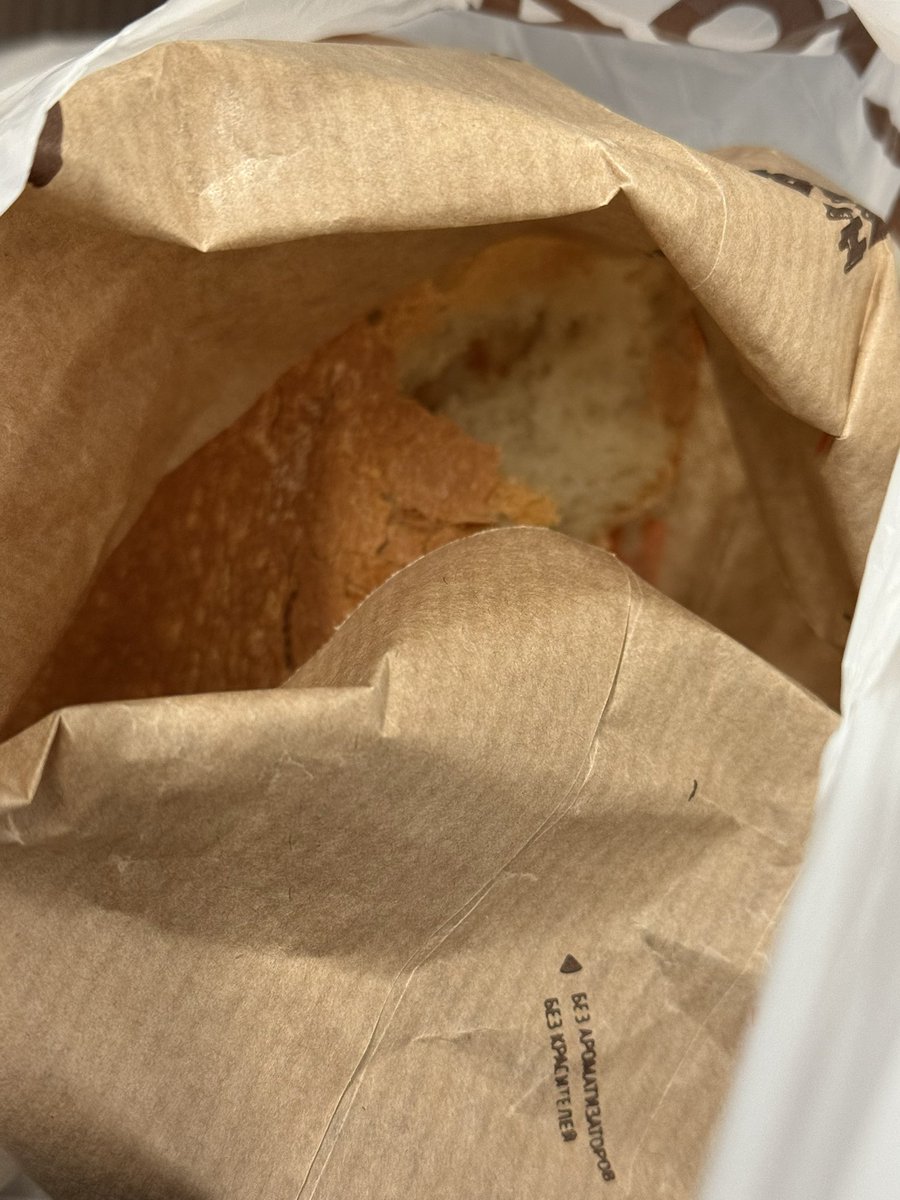 dbrfff's tweet image. я купила хлебушек в пекарне и иду домой отламывая по кусочку как в детстве 🤭