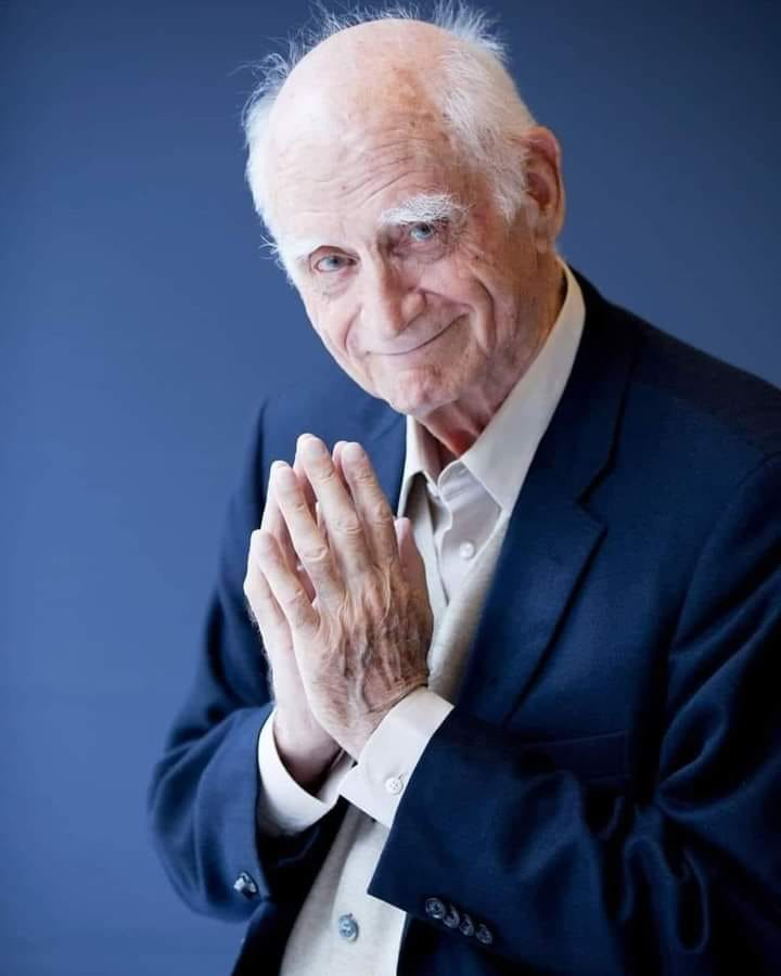 “Si tú tienes un pan y yo un euro, y yo uso mi euro para comprar tu pan, al final del intercambio tendré el pan y tú el euro. 

Parece un equilibrio perfecto, ¿no? 
A- tiene un euro
 B - tiene un pan...

 Luego...
 A - tiene el pan y B - el euro. 
 Es una transacción justa, pero