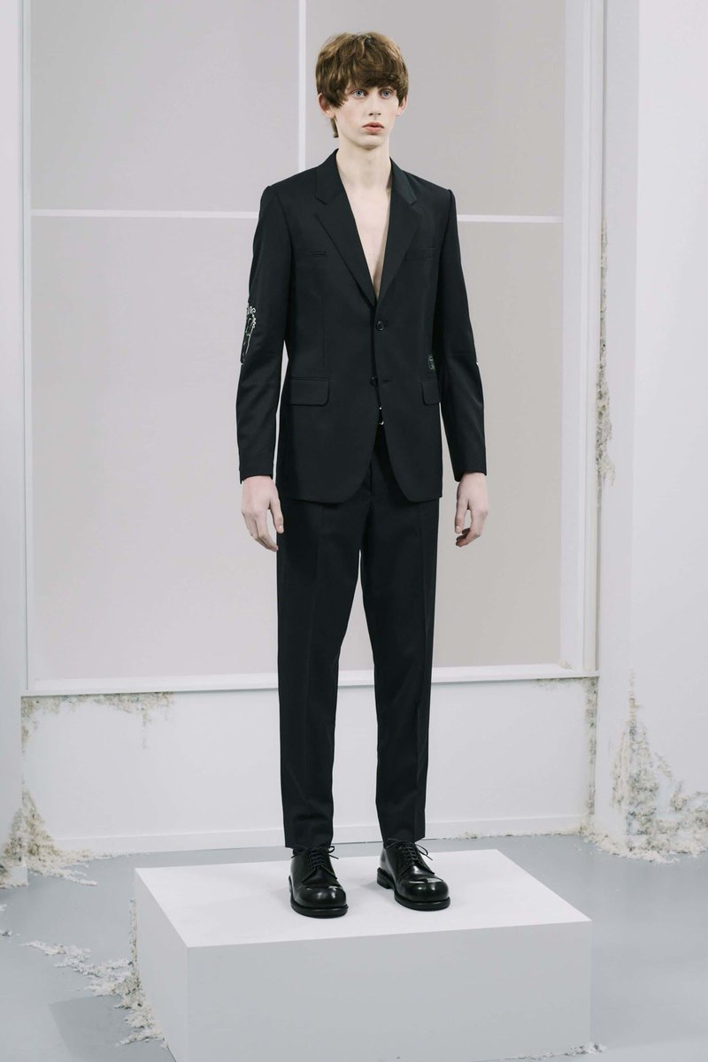 MaleFashTrends's tweet image. #JunTakahashi depura el ADN de #UNDERCOVER para la colección Pre-Fall 2026 que abraza la elegancia contenida buff.ly/6VlgX7J