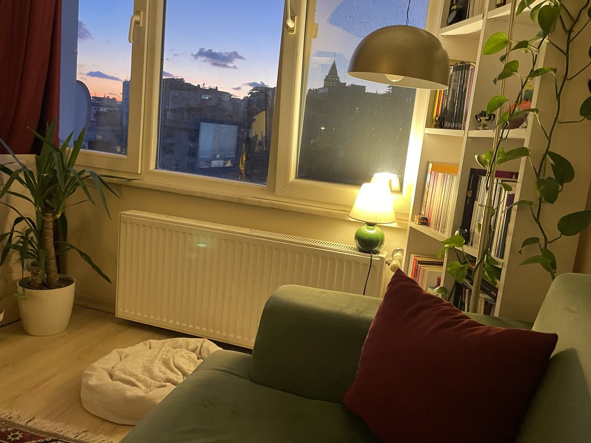 keskesorl's tweet image. lisedeki kendime o beyoğlu evini dizdiğimizi söyleyebilseydim keşke gidip, asla inanmıyordu depresif mal