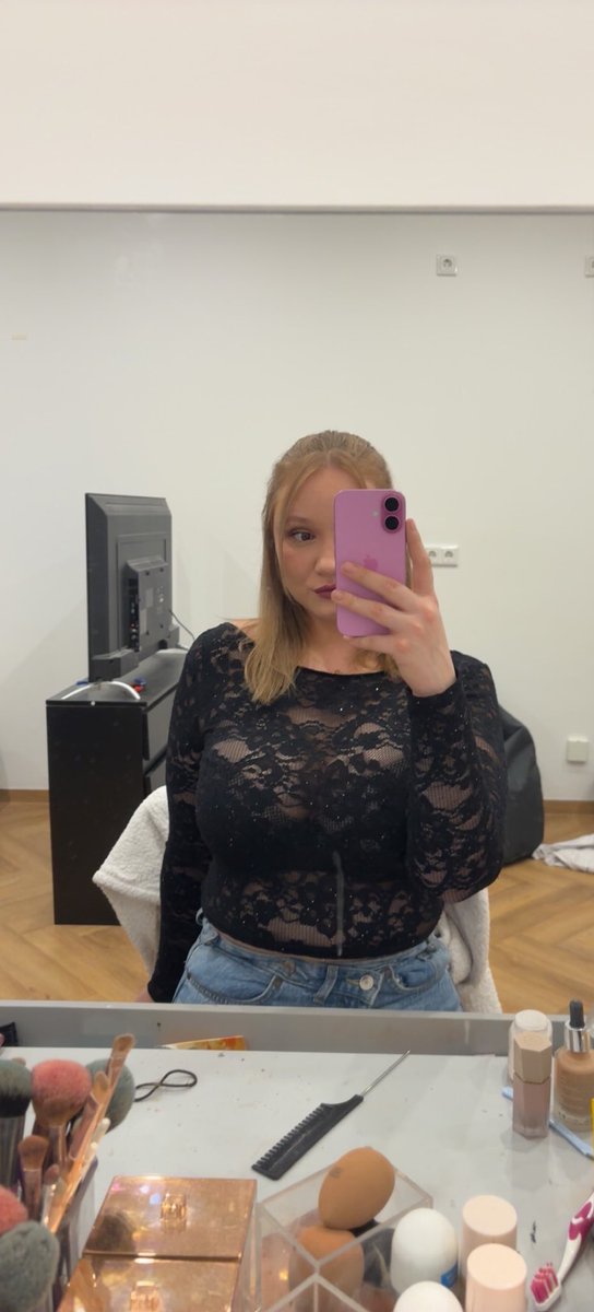 Lang ist es her und doch wieder erkannt. 
Wer von euch kleinen Loser traut sich mir zu schreiben😌
Neues Jahr neues Glück, ich bin heute sehr großzügig und habe Bock auf eine kleine Melkung. Cuckholds werden auch noch gesucht 😈🫰