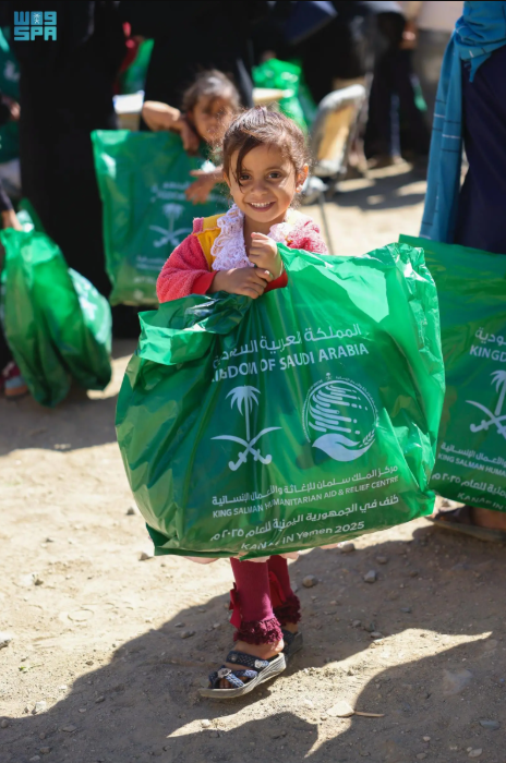 صور.. مركز الملك سلمان للاغاثه يوزع 541 قسيمة شرائية في مديرية المواسط بمحافظة تعز في #اليمن. 