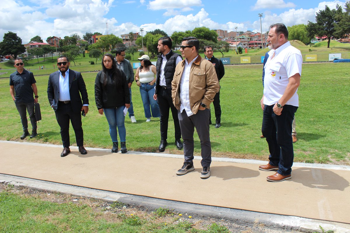 FEDEAZUAY's tweet photo. 📌 "Hoy estamos acá para sumar, para fortalecer, para hacer realidad la homologación internacional de la pista de Miraflores", mencionó @RobertoIbanez_R, Viceministro de Deporte, en su visita al escenario azuayo.
📍Más información:
▶️https://t.co/FSoBbgmbjx
✅#FDACunaDeCampeones https://t.co/MSNL6r8BXs